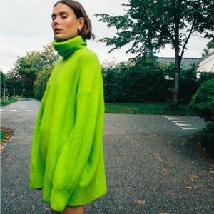 ZARA influencer favorite! Oversized lime green turtleneck sweater. Medium.